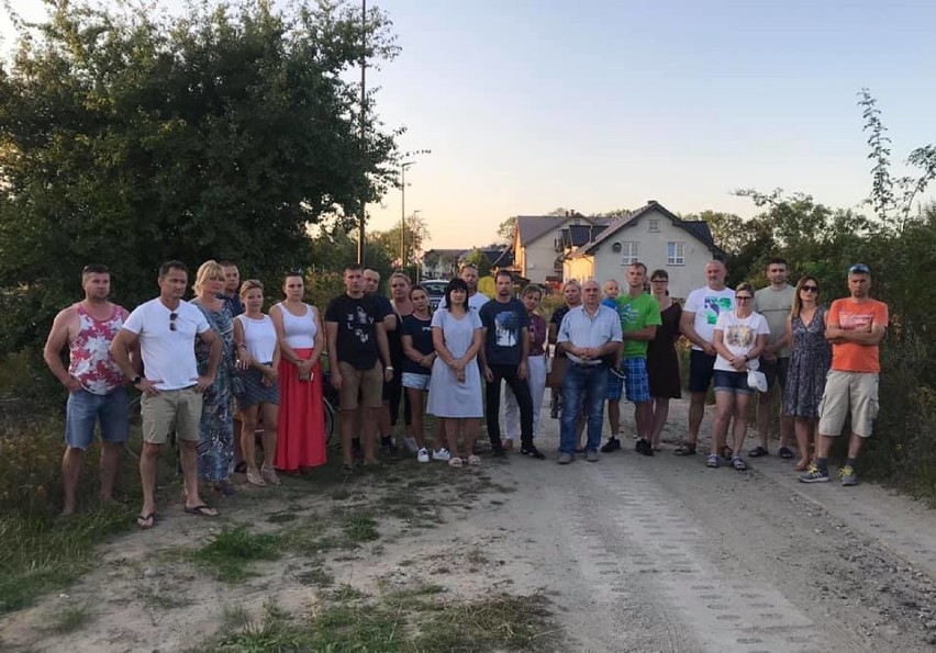 Wysypisko śmieci na terenie sąsiadujacym z osiedlem Żwirowa we Władysławowie