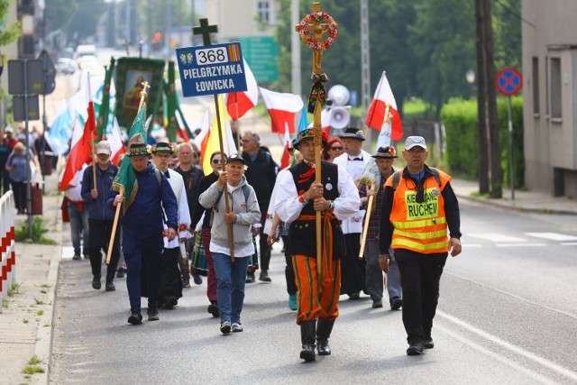 Ponad 250 pielgrzymów z Łowicza i okolic zmierza na Jasną Górę. Dotrą do celu  w sobotę 27 maja 2023.