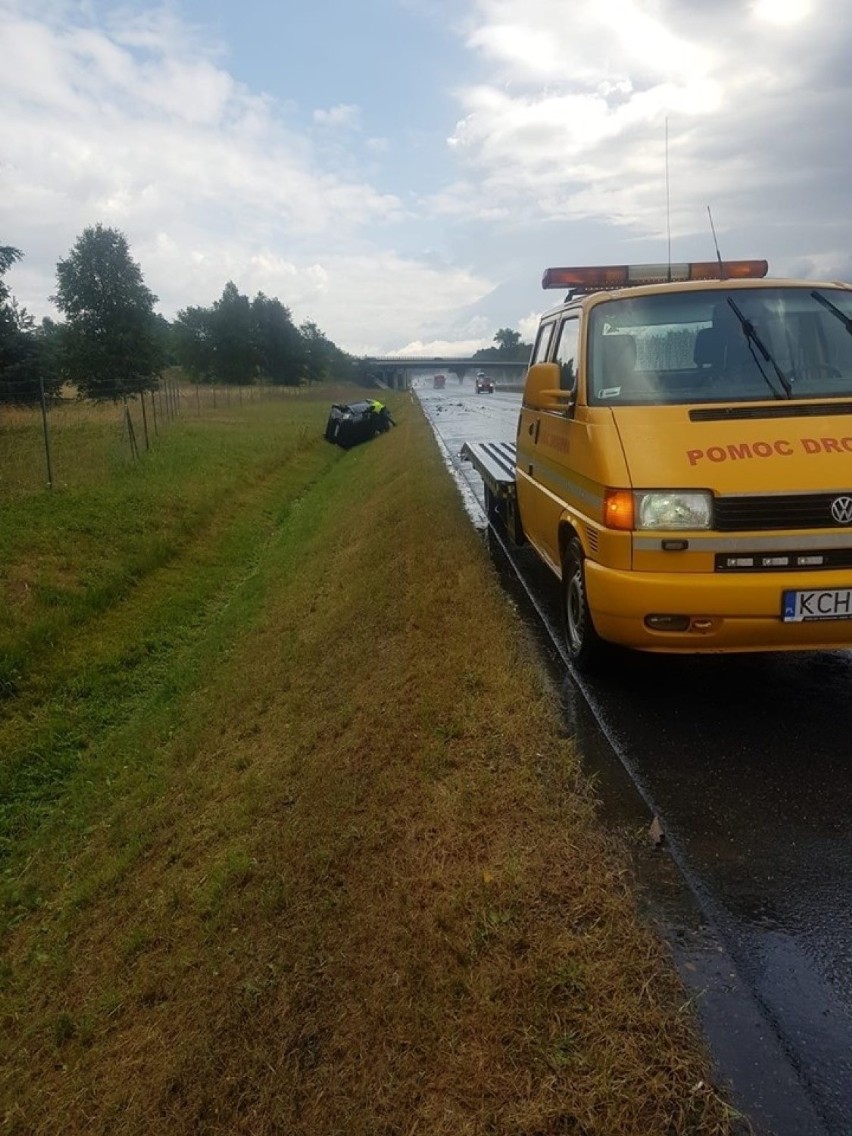 Dachowanie na A4 w okolicach Jaworzna: samochód wypadł na pobocze, trasa była nieprzejezdna [ZDJĘCIA]