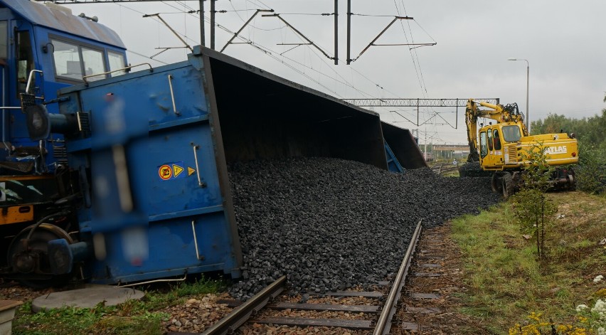 W Dąbrowie Górniczej zderzyły się pociągi. Cztery wagony wykolejone! Maszynista był pijany
