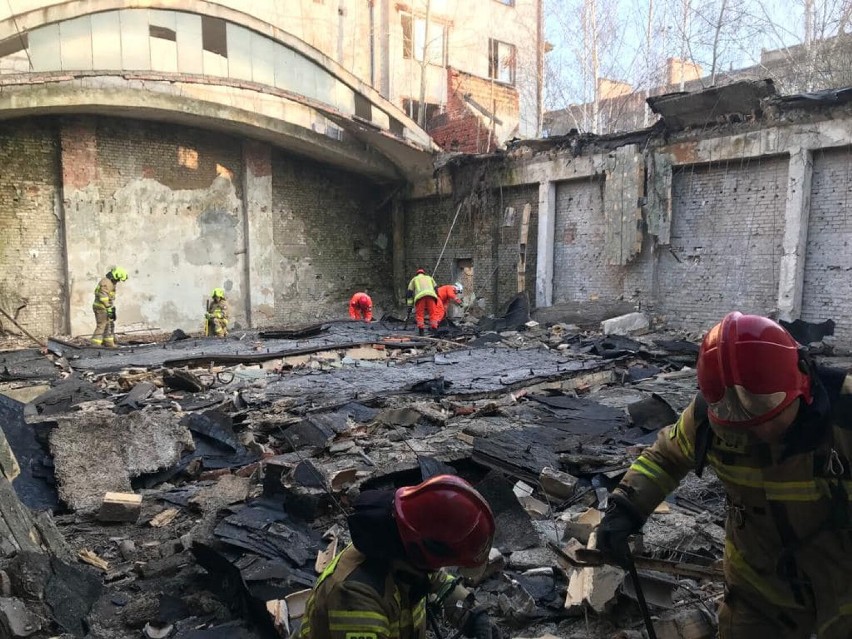 Katastrofa budowlana w Legnicy. Strażacy z Legnicy, Wałbrzycha i Lubina przeszukują pustostan przy ulicy Senatorskiej 