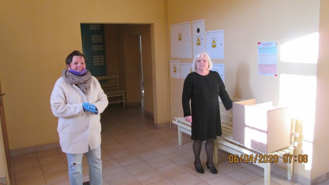 Dorota Stempska, sekretarz miasta Wąbrzeźno przekazała maseczki Krystynie Kwiatkowskiej z Nowego Szpitala w Wąbrzeźnie