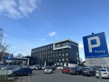 Będzie więcej miejsc parkingowych wokół starostwa w Sandomierzu! [ZDJĘCIA]