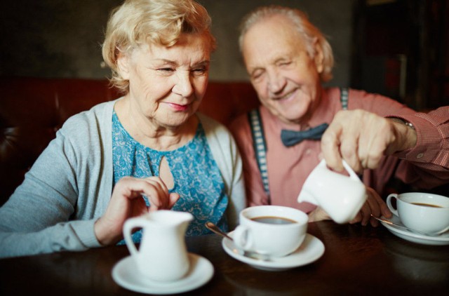Seniorzy podczas porannej kawy