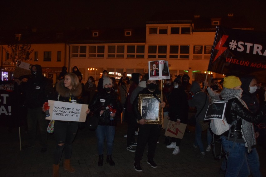 Strajk kobiet w Wieluniu. Tłumy ludzi przemaszerowały...