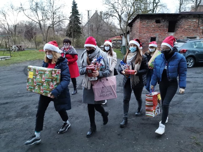 Wolontariusze "Serca na dłoni" przekazali prezenty świąteczne swoim podopiecznym