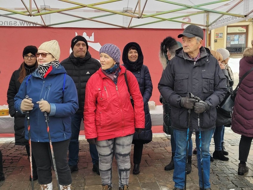 Miejska Wigilia dla osób ubogich i samotnych na Rynku w Sandomierzu. Było wspólne śpiewanie kolęd z młodzieżą z Ukrainy i poczęstunek 