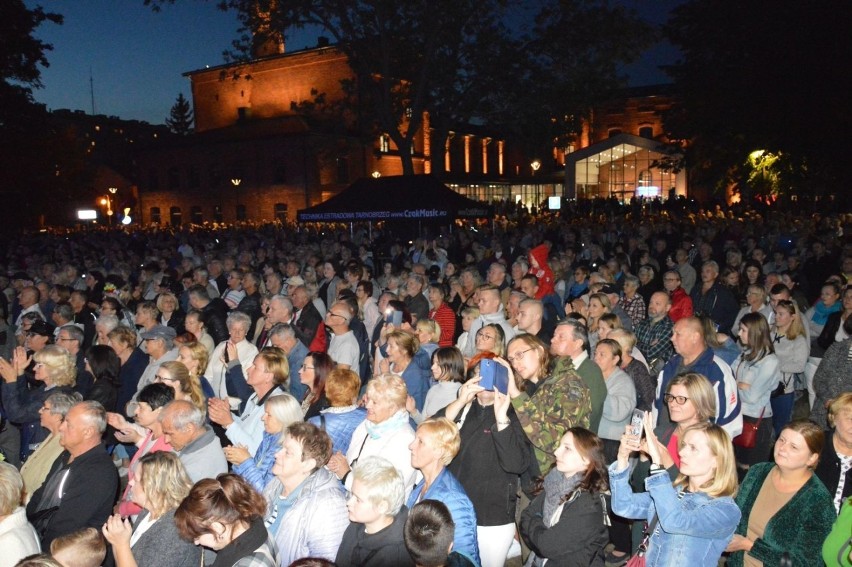 Młodzież otworzyła Ostrowiecki Browar Kultury. Koncert Czerwonych Gitar ściągnął tłum [ZDJĘCIA, WIDEO]