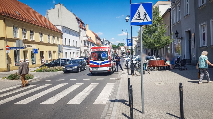 Leszno. Zderzenie auta i rowerzystki na  Bolesława Chrobrego. Kobieta w szpitalu [ZDJĘCIA]