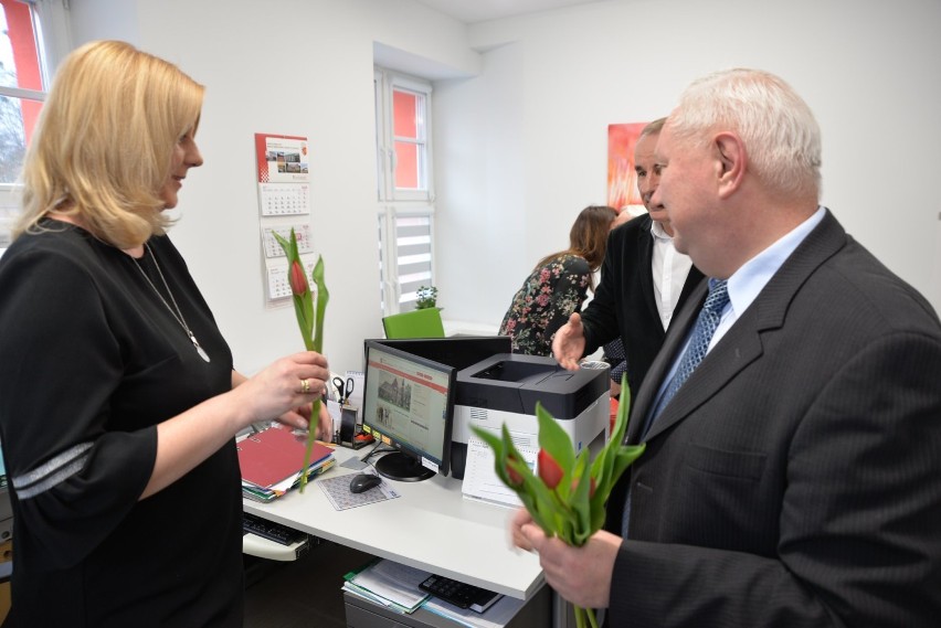 Wójt wręczył kwiaty wszystkim paniom! Dzień Kobiet w Urzędzie Gminy Ostrów Wielkopolski