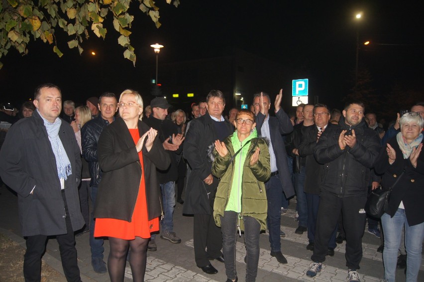 Protest w Działoszynie. Mieszkańcy bronią burmistrza, którego w nocy wykreślono z listy wyborczej [FOTO, FILM]