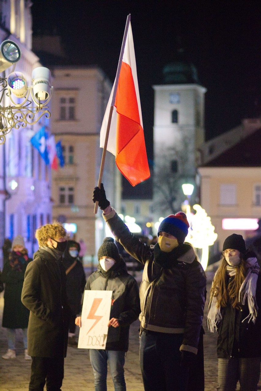 14. strajk kobiet przeszedł ulicami Rzeszowa. Protestujący zatrzymali się przed budynkiem Kurii Diecezjalnej. Byli przeciwnicy