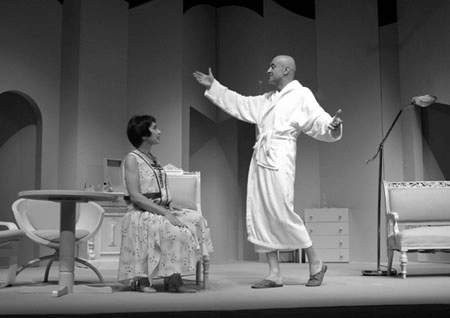 Ryszard Pochroń (Tartuffe) w scenie uwodzenia Elmiry (Lidia Chrzanówna), żony naiwnego Orgona.  WIESŁAW PRZECZEK