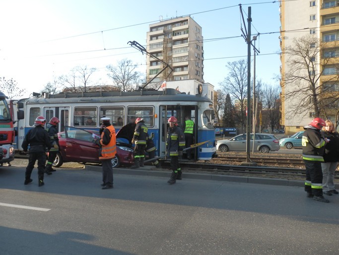 Kraków. Zderzenie tramwaju nr 22 z samochodem przy al....