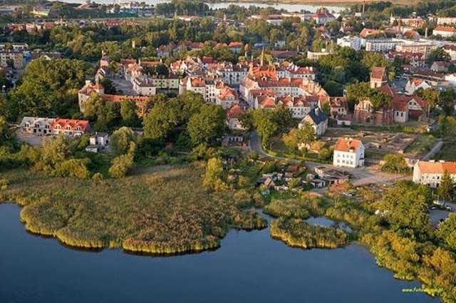 Władze państwowe od lat zapowiadają, że trzeba zacząć działać, aby rozwiązać problem emigracji młodych Polaków z Warmii i Mazur. Próbowano wskazać turystykę jako przysłowiowy motor napędowy regionu. Zdaniem ks. Krzysztofa Bielawnego to zły kierunek. "Z moich badań wynika, że zamieszkujący tu ludzie głównie pracują w budżetówce - w administracji i szkolnictwie" - przekonuje duchowny.