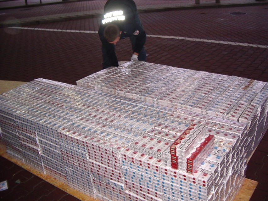 W ciężarówce ukryli 15 tys. paczek papierosów