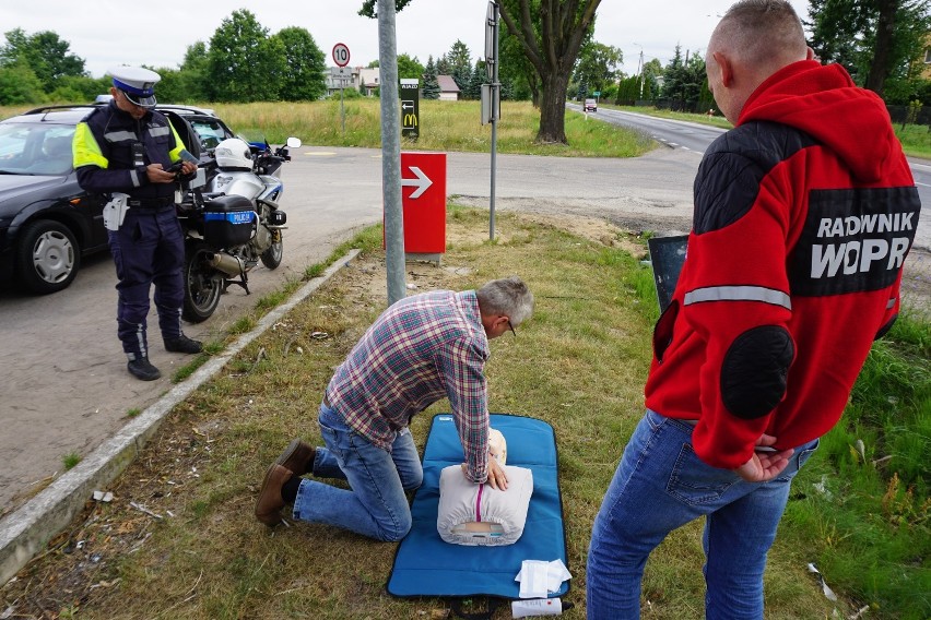 Nauka pierwszej pomocy, zamiast mandatu. Nietypowa akcja policji. Przyjmie się w Warszawie?