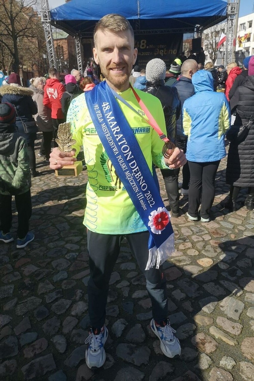 Damian Świerdzewski z brązowym medalem Mistrzostw Polski w Maratonie. 10.04.2022