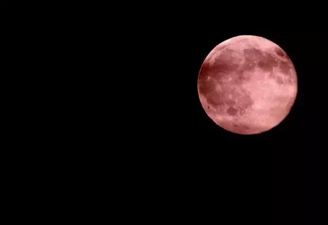 Truskawkowy księżyc 2022. Wyjątkowy księżyc pojawi się nad Pleszewem. Dziś w nocy warto obserwować niebo. [14.06.2022]