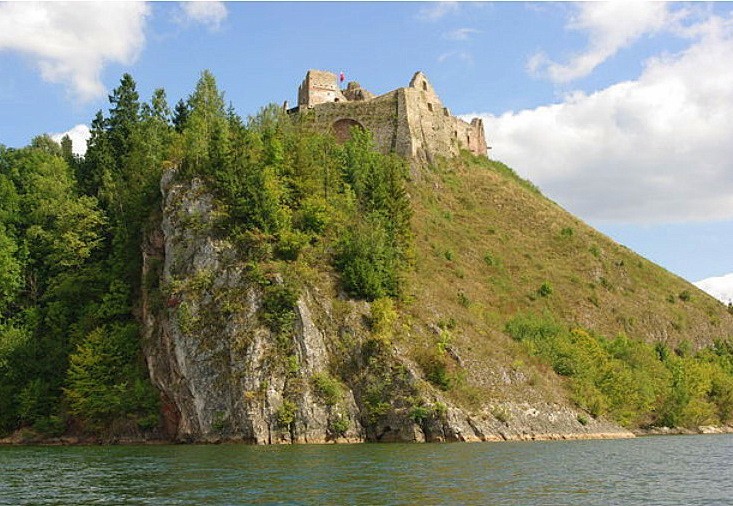 Czorsztyn. Średniowieczny zamek stoi na wzgórzu, nad...