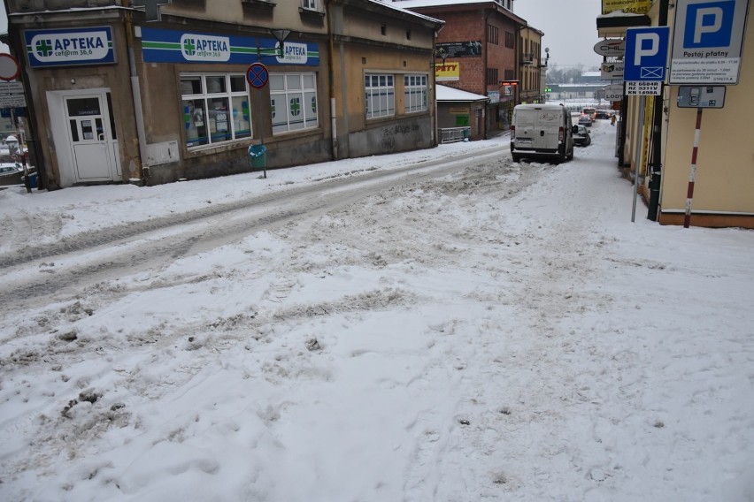 Gorlice. Trudna sytuacja na ulicach miasta. Wiele chodników i dróg jest zaśnieżonych, jest bardzo ślisko. IMGW zapowiada kolejne opady