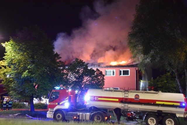 Ogromny pożar w Częstochowie przy Monte Cassino. Pali się firma budowlana