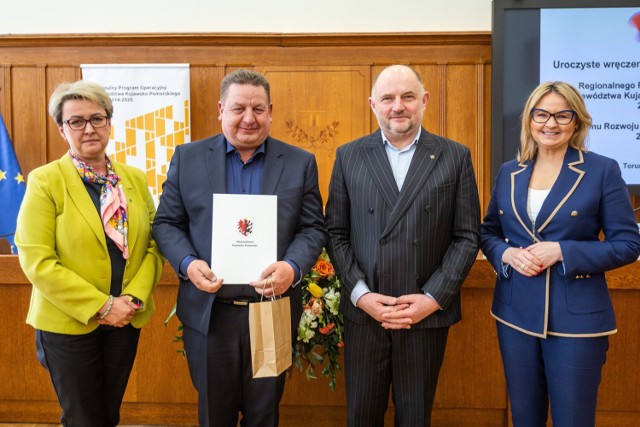 Wręczenie umów RPO, PROW i PO RiM w Urzędzie Marszałkowskim w Toruniu. Wśród beneficjentów są gmina Kamień Krajeński (Lokalna Grupa Rybacka "Nasza Krajna i Pałuki") i LGD Nasza Krajna.