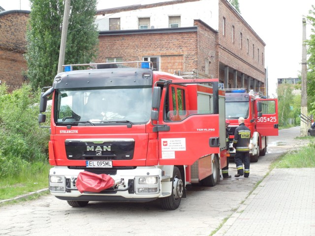 Ogień zajął dach jednej z pustych hal na terenie Anilany w Łodzi. Ogień gasiło 7 zastępów straży pożarnej