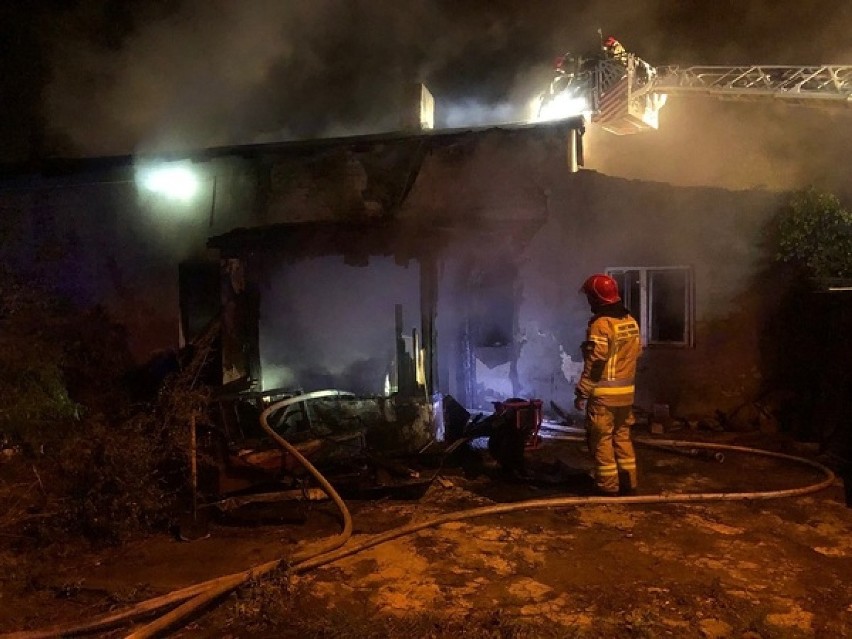 Gniezno: pożar budynku na Kawiarach. Na miejscu były cztery...