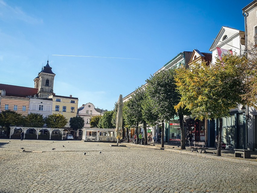 Ogródki wiedeńskie znikają  z Rynku w Lesznie jesienią 2022
