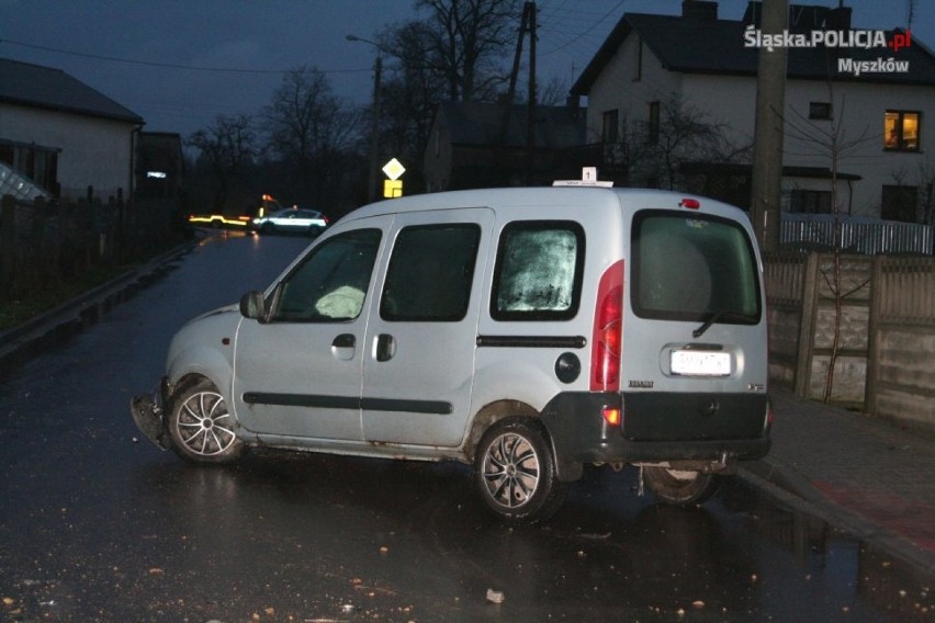 Myszków: Pijany 28-latek ukradł samochód i staranował nim ogrodzenie na Waryńskiego [ZDJĘCIA]