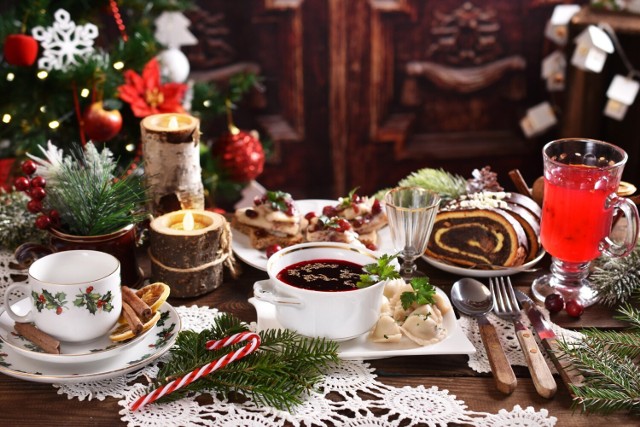 Kolacja wigilijna może przysporzyć nam nawet kilku tysięcy kalorii. Aby ograniczyć ilość przyjętej energii, warto wiedzieć, ile zapewniają jej tradycyjne świąteczne dania.