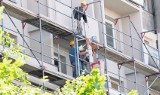 Robotnicy budowlani giną, gdyż oszczędzają na zabezpieczeniu