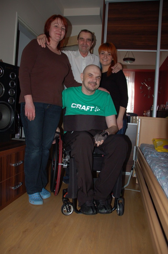 Staszek może liczyć na pomoc siostry Elżbiety (stoi z lewej strony), taty Stanisława oraz  Darii Wasilewskiej ( z prawej strony)