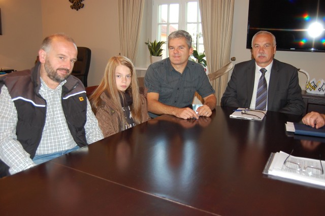 Rodzina Schandorff wspólnie z Wojciechem Pomorskim spotkała się z burmistrzem Bytowa