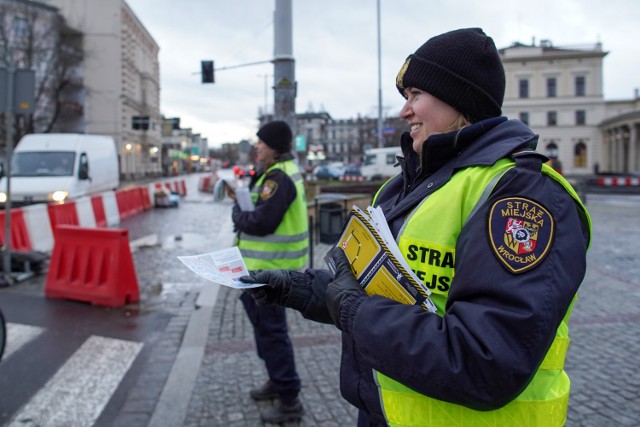 Na pl. Orląt Lwowskich straż miejska rozdaje ulotki informujące o objazdach.