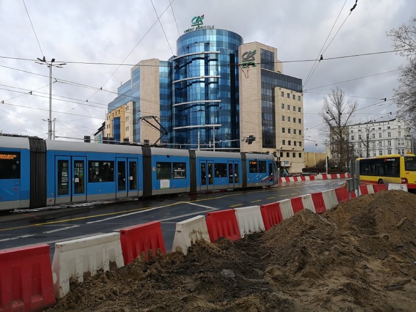 Na pl. Orląt Lwowskich straż miejska rozdaje ulotki...