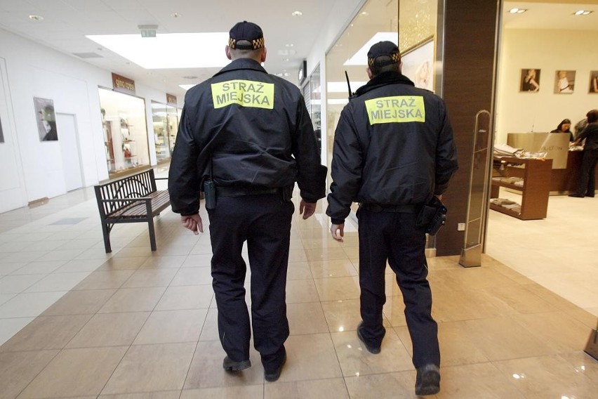 Legnica: Strażnik miejski sprawdzi czym palimy w piecach