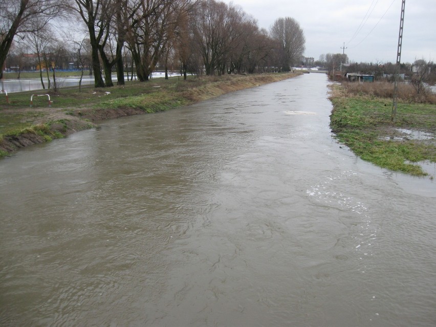 Rzeka Ochnia wylewa i zalewa ulicę Bałtycką