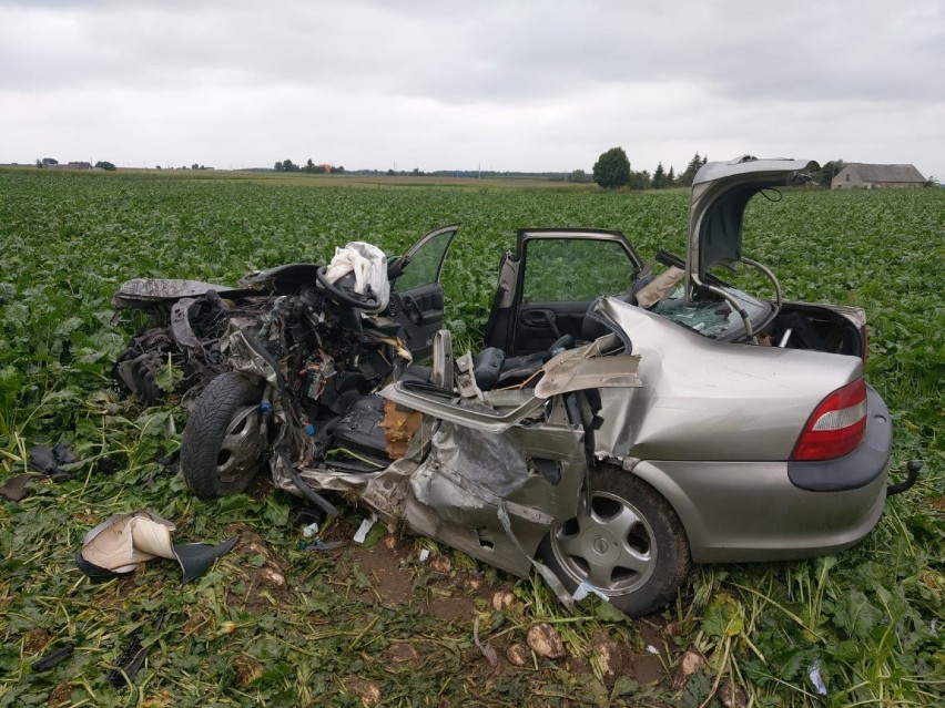 Wypadek. Łaszewo. Tragedia na drodze. Zderzenie osobówki z ciężarówką. Jedna osoba nie żyje. Zdjęcia