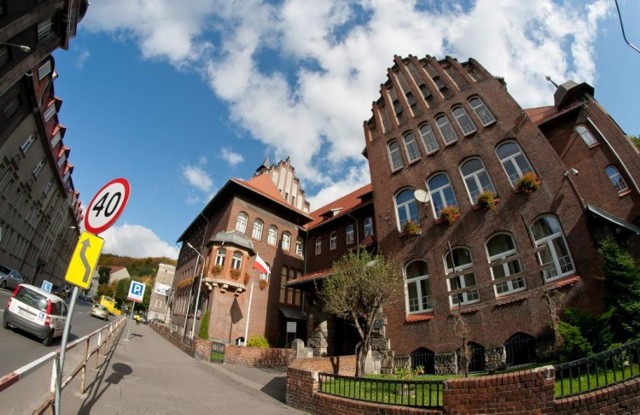 Szóste miejsce na Dolnym Śląsku i 45. w kraju zajmuje II Liceum Ogólnokształcące im. Hugona Kołłątaja w Wałbrzychu.