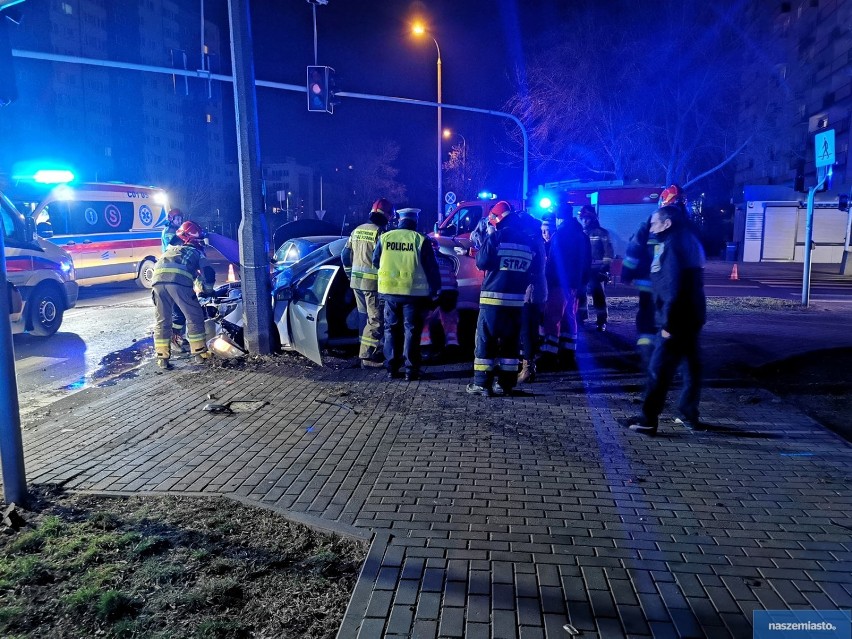 Wypadek dwóch opli na skrzyżowaniu ulic Kaliska - Zbiegniewskiej we Włocławku [zdjęcia, nowe informacje]