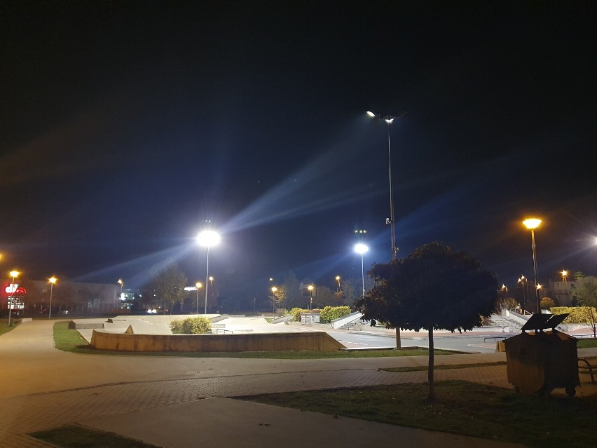 Leszno. Radny miejski chce wygaszenia oświetlenia na skateplazie. Pomysłem zaskoczył wiele osób [ZDJĘCIA]