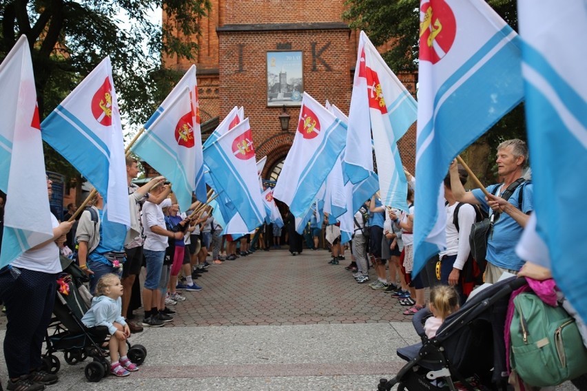  Piesze Pielgrzymki z Gdyni i Gdańska zatrzymały się na chwilę wytchnienia w licheńskim sanktuarium .