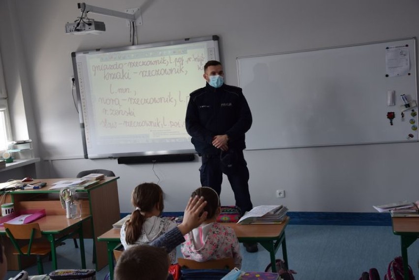 Dzielnicowy z Pucka z wizytą w Szkole Podstawowej w Łebczu - 9.03.2021