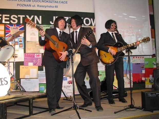 VII Festyn Językowy w ZSBD. Nauczyciele jako The Beatles [ZDJĘCIA]