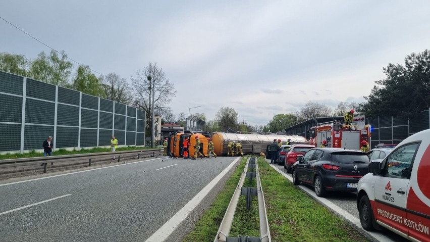 Wypadek na DK81 w Warszowicach! Trasa była zablokowana z powodu przewróconej cysterny. Nastąpił wyciek substancji chemicznej!