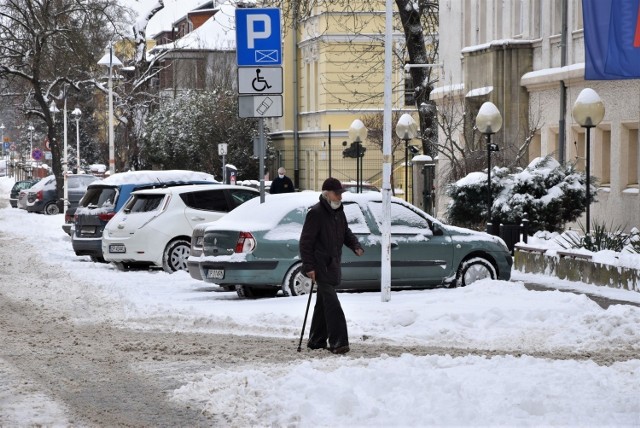 Opole. Piesi w poniedziałek brnęli przez zaspy. Niektórzy decydowali się wychodzić na jezdnie, by poruszać się po śladach samochodów.