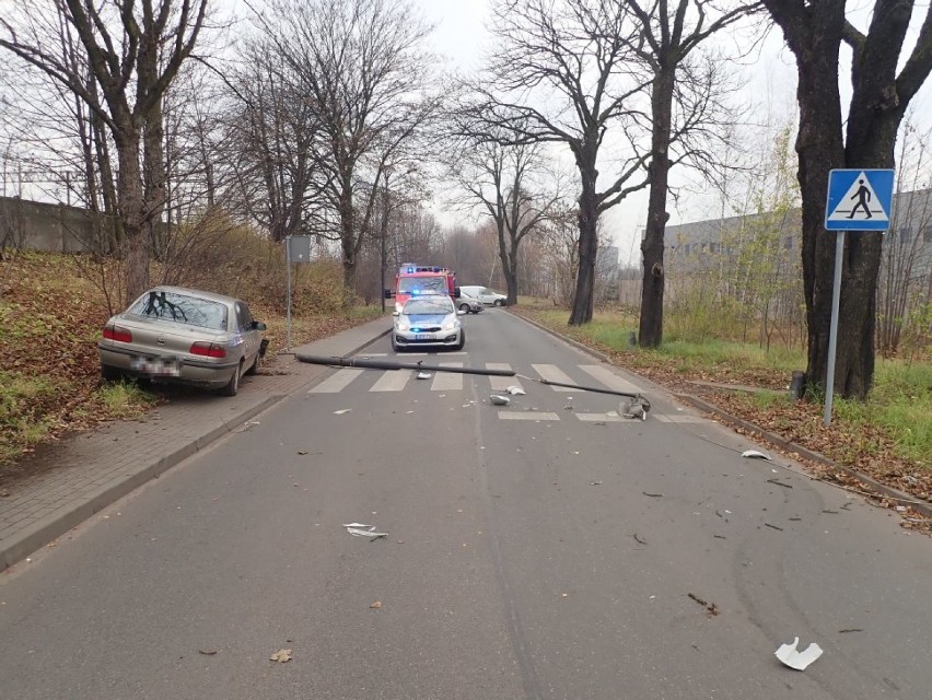 Tarnowskie Góry: Pijana wjechała w słup. W aucie było dziecko. Dziewczynka trafiła do szpitala.