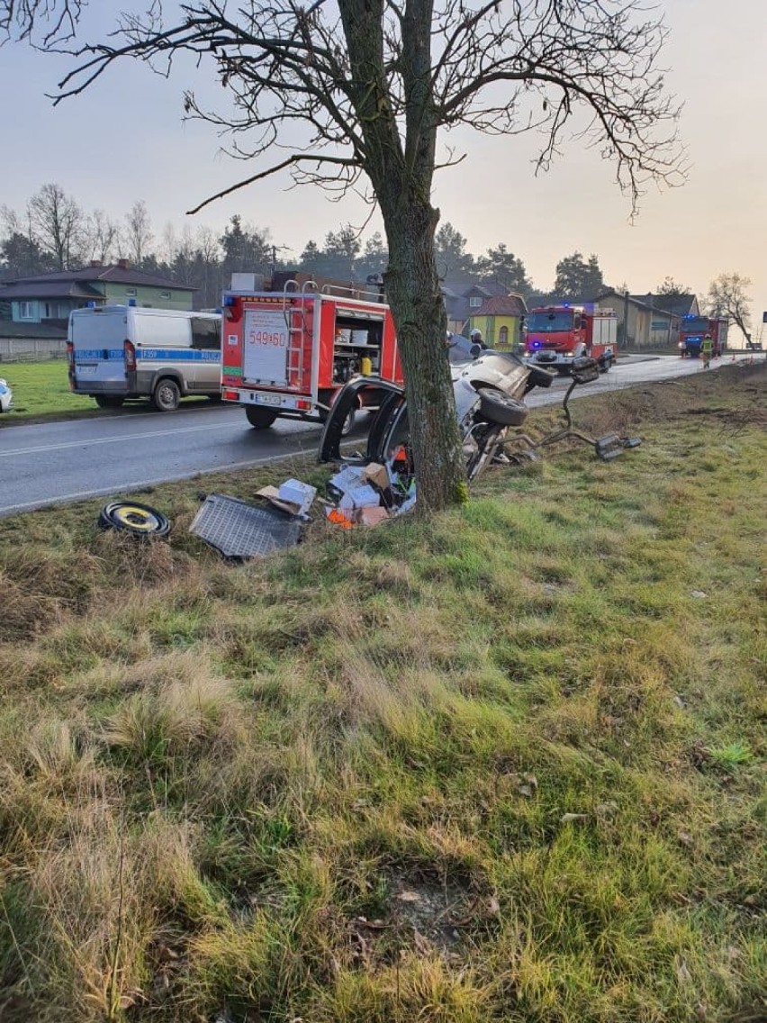 Wypadek na skrzyżowaniu w Wygodzie w gminie Ujazd. Jedna osoba ranna [ZDJĘCIA]